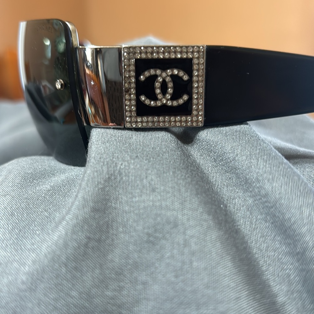 CHANEL VINTAGE BLACK AND CRYSTAL CC’s on the side - Picture 3 of 6